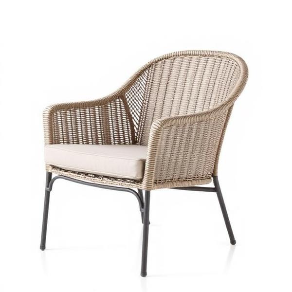 Silla de patio estilo ratán con cojín